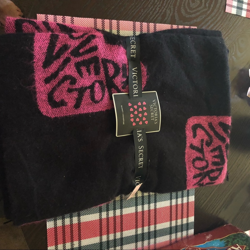 Brand new 🎁FINAL PRICE🎉Victoria’s Secret throw
